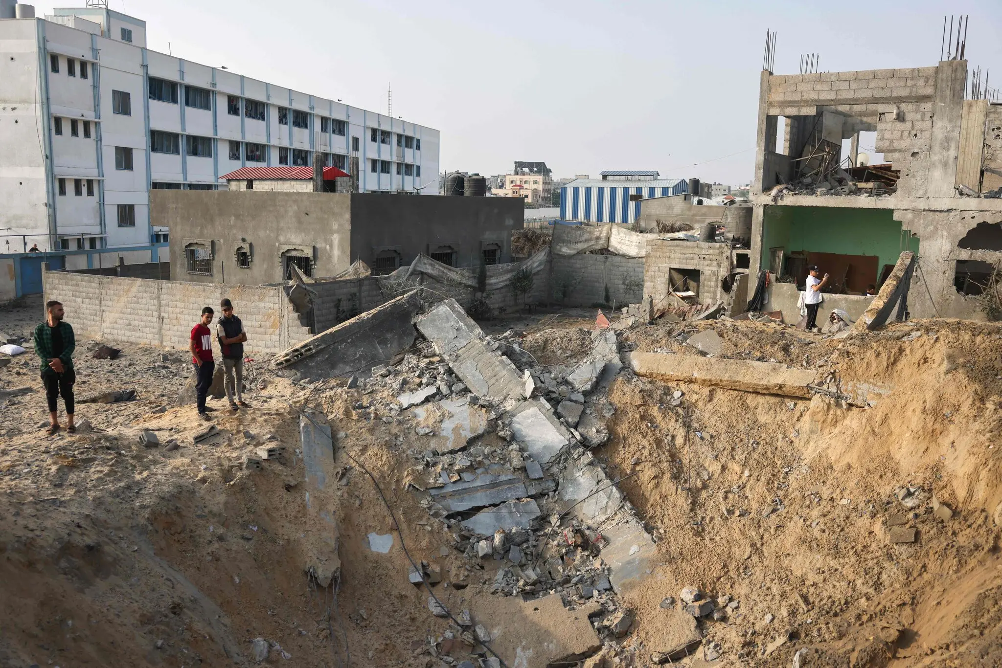 Щонайменше 28 людей загинули та десятки отримали поранення в результаті авіаударів ізраїльської авіації в Рафаху, місті на півдні Гази, що межує з Єгиптом, повідомило міністерство внутрішніх справ Гази, яким керує ХАМАС